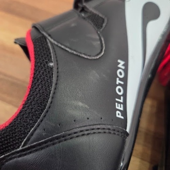 Peloton Size 41 Cycling Shoes Women's 10/Men's 8 Black Red FJX0820 3 Bolt Cleats - Picture 9 of 11